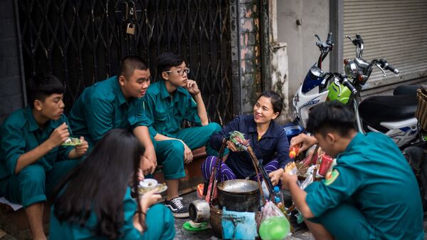 Những người giao hàng chuyện trò chờ nhận đơn hàng, Hà Nội - Sputnik Việt Nam