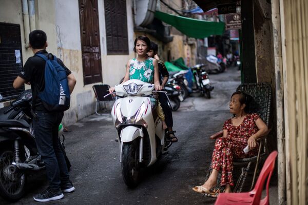 Cô gái đi xe máy trên một phố cổ Hà Nội - Sputnik Việt Nam