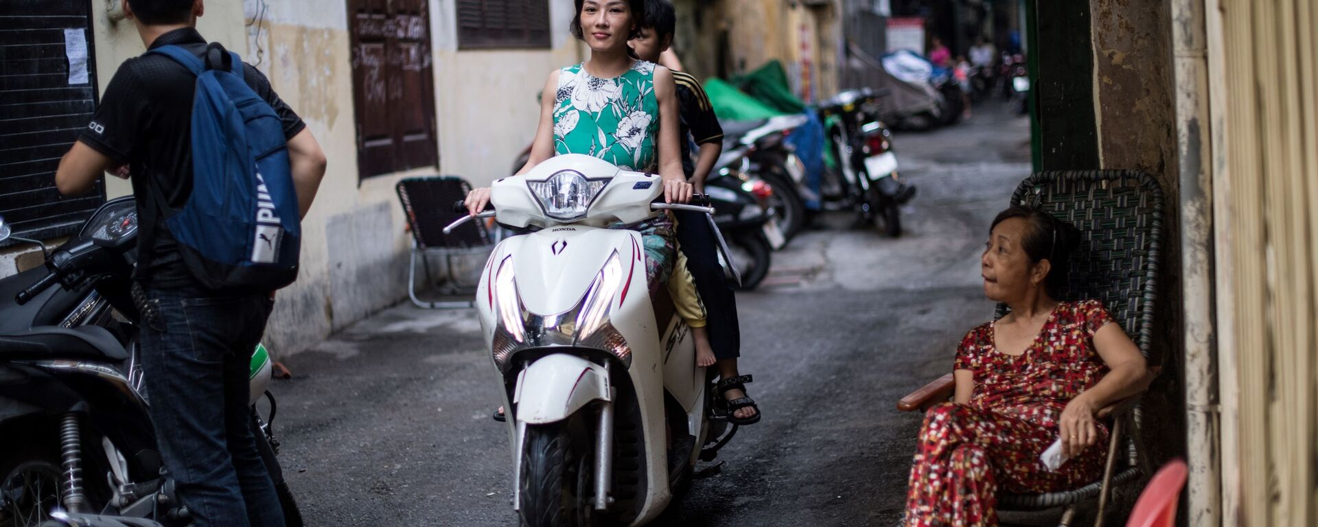Cô gái đi xe máy trên một phố cổ Hà Nội - Sputnik Việt Nam, 1920, 07.08.2023