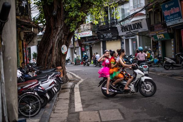 Tạo dáng trên xe máy, Hà Nội - Sputnik Việt Nam