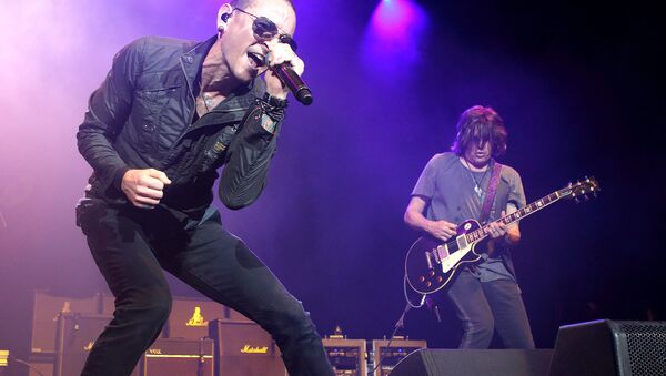 Chester Bennington, left, and Dean DeLeo of the band Stone Temple Pilots perform in concert during the MMRBQ Music Festival 2015 at the Susquehanna Bank Center on Saturday, May 16, 2015, in Camden, N.J. - Sputnik Việt Nam