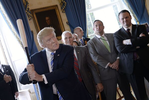 Tổng thống Hoa Kỳ Donald Trump với cây gậy bóng chày tại lễ giới thiệu các sản phẩm Made in USA trong Nhà Trắng, Washington. - Sputnik Việt Nam