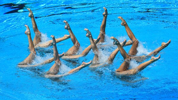 Vận động viên đội tuyển Nga trình diễn trong nhóm chung kết của cuộc thi bơi đồng bộ tại Giải Vô địch thế giới ở Budapest. - Sputnik Việt Nam