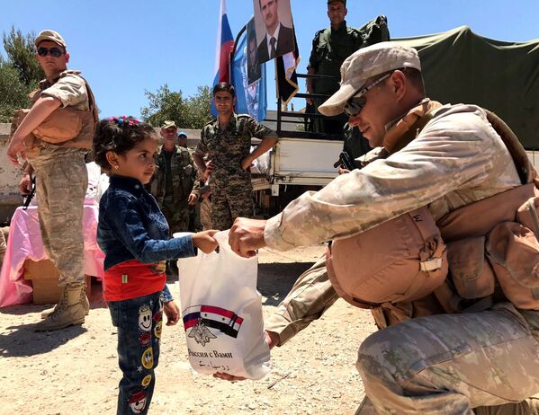 Trung tâm Nga về hòa giải các bên tham chiến cung cấp viện trợ nhân đạo đến  tỉnh Quneitra của Syria. - Sputnik Việt Nam