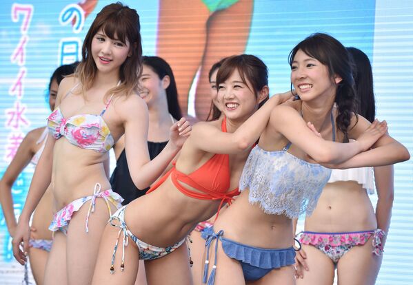 Tokyo. Người mẫu tạo dáng với bộ bikini trong vũ điệu quảng cáo flashmob. - Sputnik Việt Nam