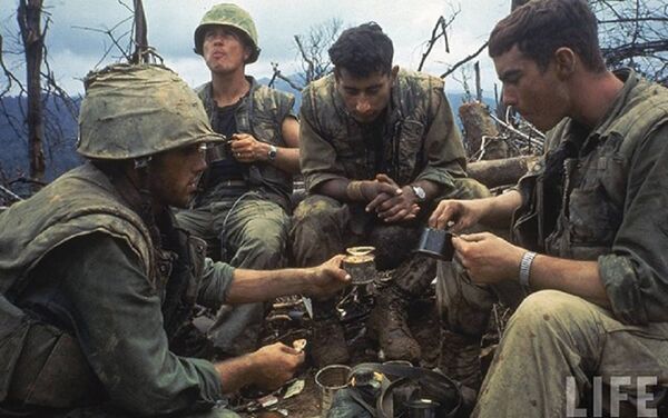 Binh lính Mỹ ăn trưa trên Đồi Thịt Băm sau khi kết thúc một cuộc chiến ác liệt với phía Quân giải phóng. Cuộc chiến tại Đồi Thịt Băm là một sai lầm về mặt tình báo và chiến thuật của Mỹ khi tung ra lực lượng quá mỏng và yểm trợ thả bom nhầm quân mình nhiều lần - Sputnik Việt Nam