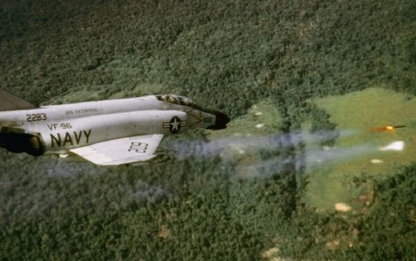 Tiêm kích F-4B của Mỹ phóng rocket không đối đất. F-4 là loại chiến đấu cơ Mỹ rơi nhiều nhất trên chiến trường Việt Nam. - Sputnik Việt Nam