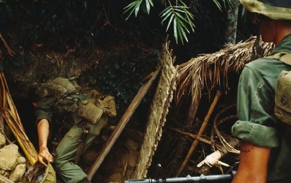 Binh lính Mỹ lục soát các vị trí trú ẩn của lực lượng du kích. Trong chiến tranh Việt Nam, nỗi ám ảnh lớn bậc nhất của binh lính Mỹ chính lực lượng du kích với lối đánh thoắt ẩn, thoắt hiện khiến phía Mỹ không thể tận dụng uy thế yểm trợ hỏa lực của mình được. - Sputnik Việt Nam