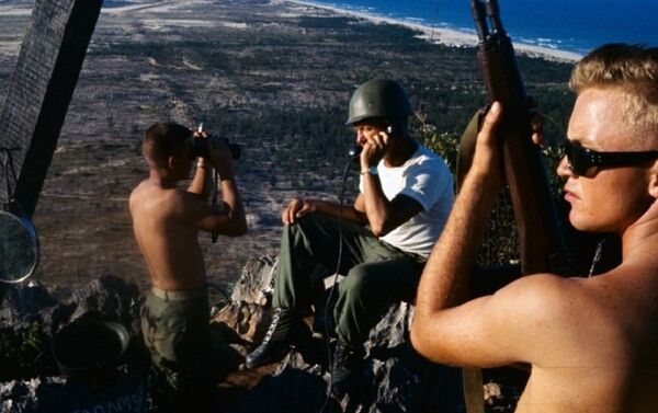 Binh lính Mỹ tại Đà Nẵng chốt trên một điểm cao đang chỉ điểm cho máy bay và hải pháo oanh tạc vào các vị trí tình nghi. - Sputnik Việt Nam
