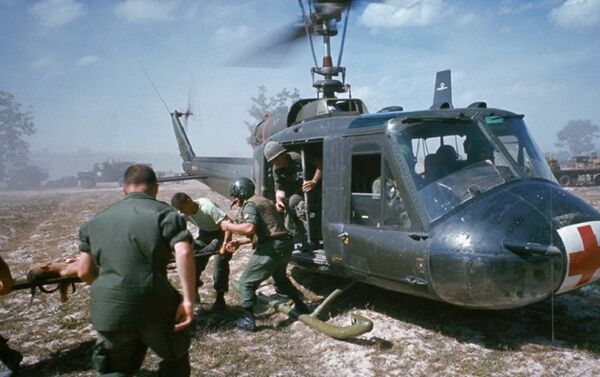 Trực thăng Huey các loại được sử dụng trên chiến trường Việt Nam với số lượng hơn 7.000 chiếc, trong đó có hơn 3000 chiếc bị bắn hạ, tỷ lệ thiệt hại lên tới gần 50%. - Sputnik Việt Nam