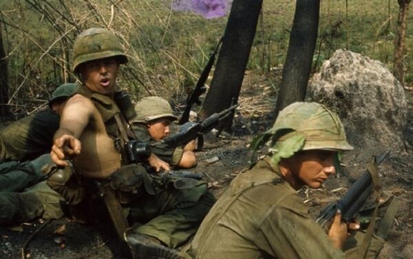 Binh lính Mỹ sử dụng khói hiệu màu tím để gọi trực thăng di tản. - Sputnik Việt Nam