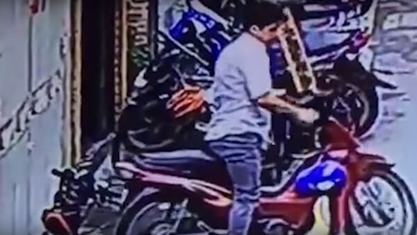 Cảnh chiếc xe đạp của Rita bị trộm trong tích tắc - Sputnik Việt Nam