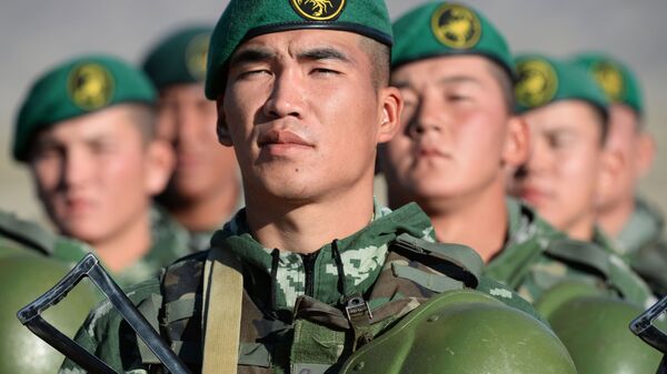 Военнослужащие армии Киргизии во время совместных тактических учений коллективных сил быстрого реагирования государств-членов ОДКБ Рубеж-2016 в Киргизии - Sputnik Việt Nam