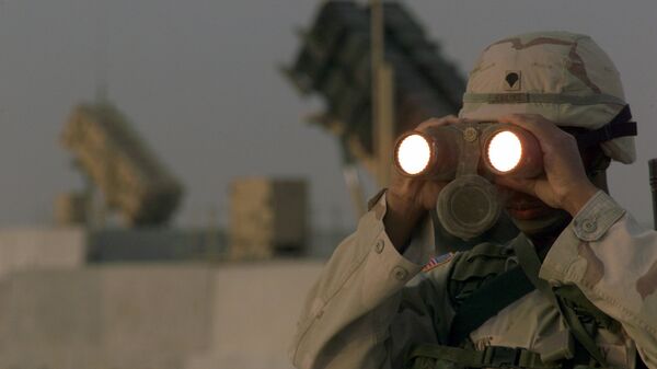 US soldier uses a pair of binoculars to scans the landscape around his Patriot Missiles based at Al Udeid AB, Qatar - Sputnik Việt Nam