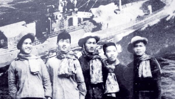 (Từ trái sang) Các thủy thủ tàu C235 Nguyễn Hồng Phong, Lê Duy Mai, Vũ Long An, Lâm Quang Tuyến, Hà Minh Thật còn sống trở về. - Sputnik Việt Nam