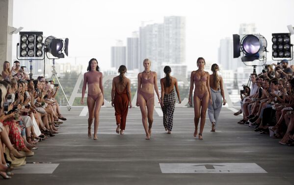 Các người mẫu trong  tuần lễ thời trang Miami Swim Week. - Sputnik Việt Nam