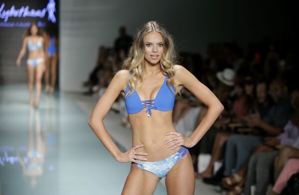 Người mẫu trình bày áo tắm tại tuần lễ thời trang Miami Swim Week trên  Bãi biển Miami, Mỹ. - Sputnik Việt Nam