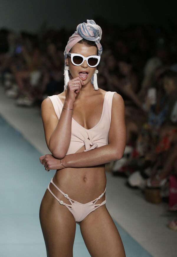 Người mẫu trình bày áo tắm tại tuần lễ thời trang Miami Swim Week trên  Bãi biển Miami, Mỹ. - Sputnik Việt Nam