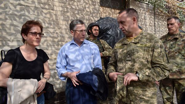 US special Ukraine envoy Kurt Volker and US Ambassador to Ukraine Marie Yovanovitch in Donbass, July 23, 2017 - Sputnik Việt Nam