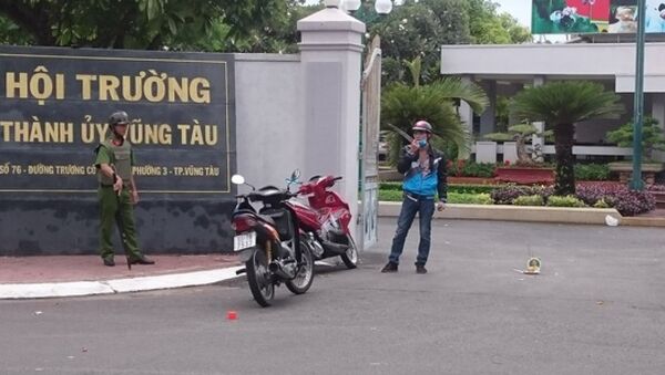 Phương đứng trước cổng Hội trường Thành ủy Vũng Tàu sau đó quậy phá - Sputnik Việt Nam
