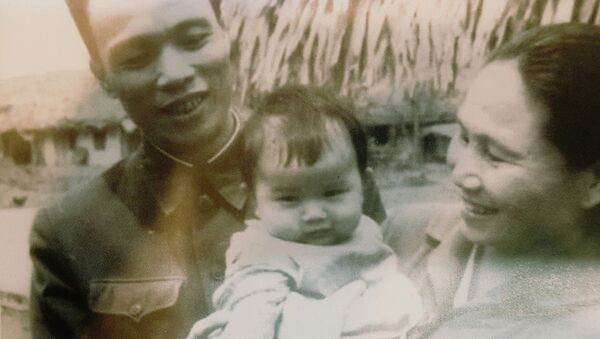 Thiếu tướng Phan Khắc Hy và bác sĩ Nguyễn Thị Ngọc Lan chụp ảnh cùng 1 trong ba người con. - Sputnik Việt Nam