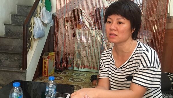 Chị Hoa chia sẻ câu chuyện về quá trình làm thủ tục khai tử tại UBND phường Văn Miếu - Sputnik Việt Nam