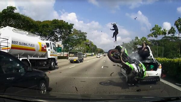Tai nạn khủng khiếp: Tay lái mô tô bay vọt lên không sau khi đâm vào xe ô tô (Video) - Sputnik Việt Nam
