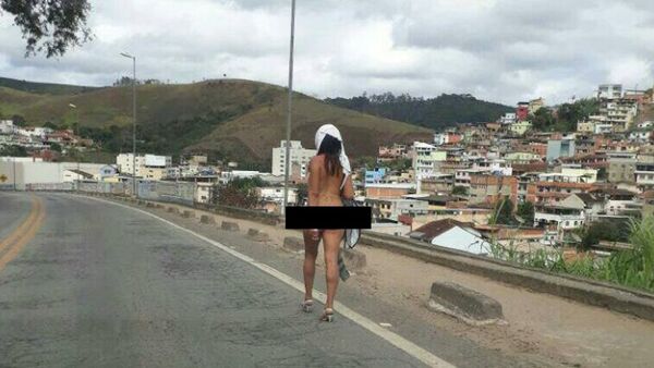 Thiếu nữ trần truồng làm tắc nghẽn giao thông Brazil - Sputnik Việt Nam