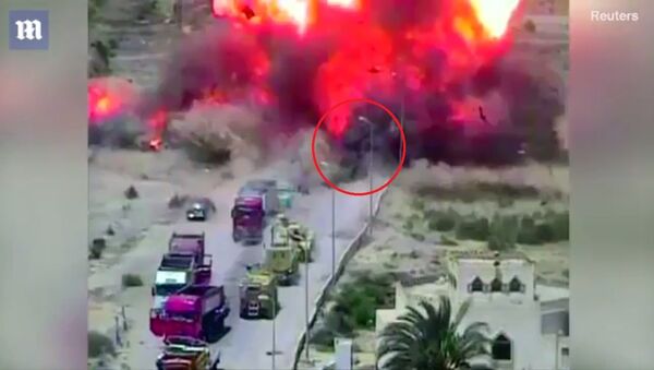 Video xe tăng Ai Cập nghiền nát xe bom cứu dân thường - Sputnik Việt Nam