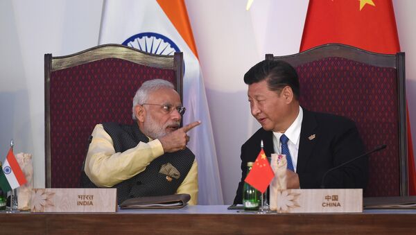 Thủ tướng Ấn Độ Narendra Modi nói chuyện với Chủ tịch Trung Quốc Tập Cận Bình - Sputnik Việt Nam