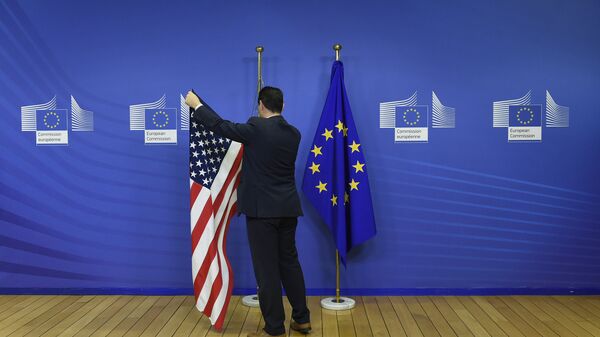 US- und EU-Flaggen im EU-Standort in Brüssel vor einem bilateralen Treffen (Archivbild) - Sputnik Việt Nam