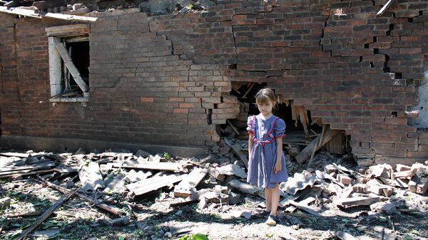 Bé gái bên ngôi nhà ở Gorlovka bị pháo của công lực Ukraina phá hủy - Sputnik Việt Nam