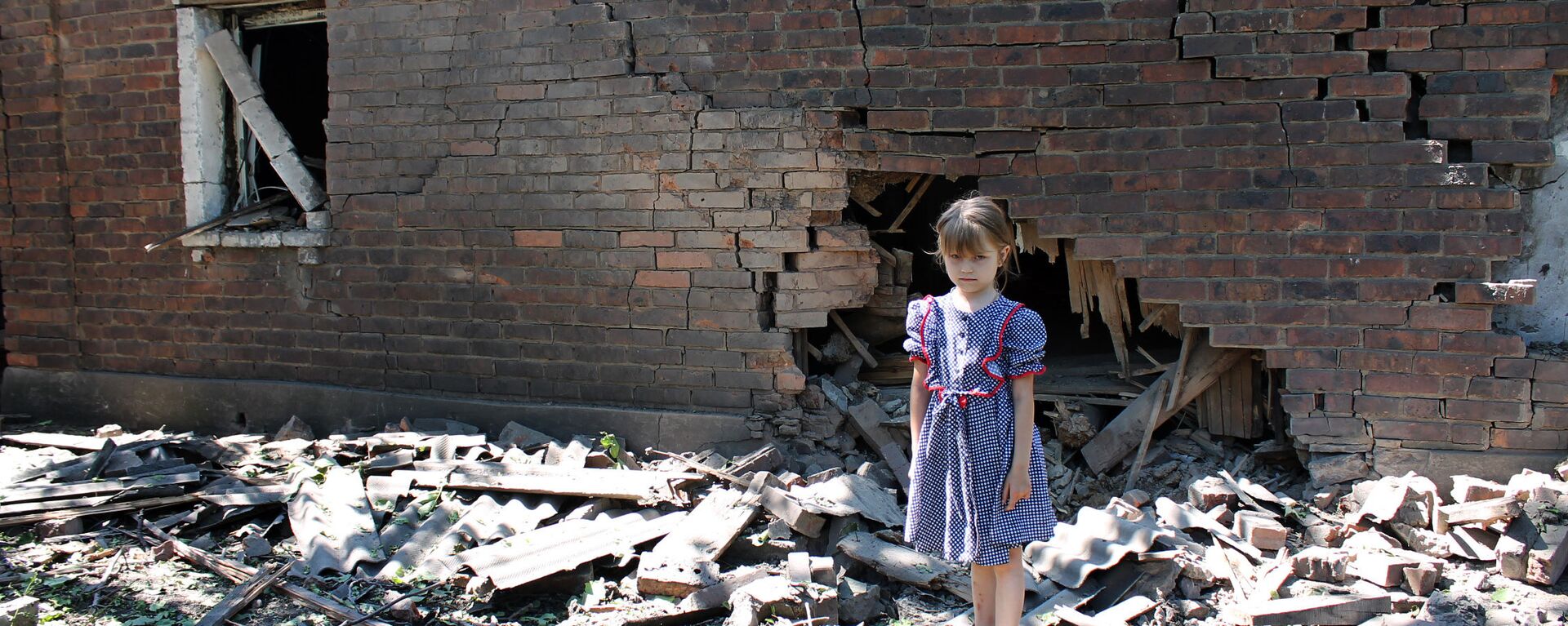 Bé gái bên ngôi nhà ở Gorlovka bị pháo của công lực Ukraina phá hủy - Sputnik Việt Nam, 1920, 08.08.2022