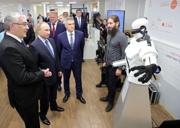 Tổng thống Nga Vladimir Putin thăm triển lãm các dự án ở Công viên CNTT Petrozavodsk (Cộng hòa Karelia, phía tây-bắc phần châu Âu của nước Nga). - Sputnik Việt Nam