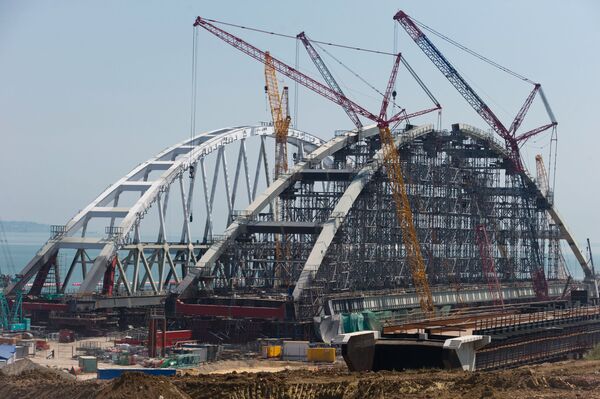 Nga, Crưm. Lắp ráp mái vòm của cây cầu chạy qua eo biển Kerch. - Sputnik Việt Nam