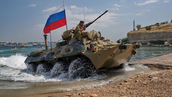 Sevastopol. Xe vận tải bọc thép của thủy quân lục chiến Hạm đội Biển Đen BTR 82A trong cuộc tổng duyệt chương trình biểu diễn quân sự cho Ngày Hải quân Nga. - Sputnik Việt Nam