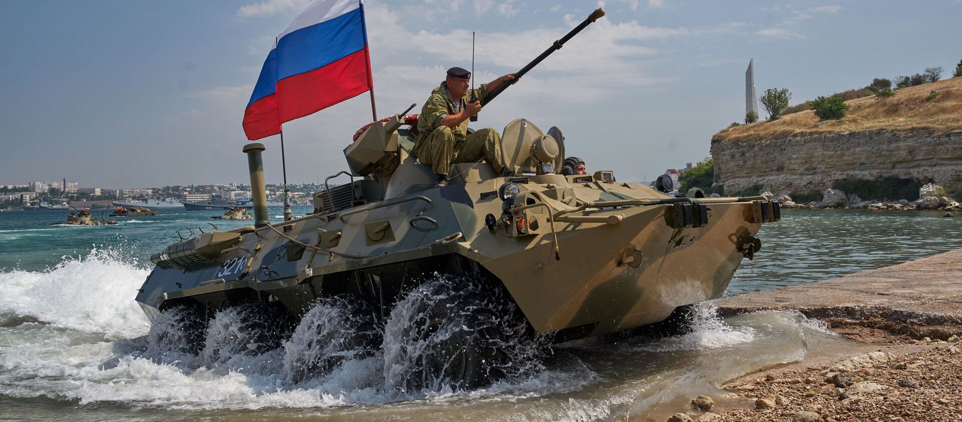 Sevastopol. Xe vận tải bọc thép của thủy quân lục chiến Hạm đội Biển Đen BTR 82A trong cuộc tổng duyệt chương trình biểu diễn quân sự cho Ngày Hải quân Nga. - Sputnik Việt Nam, 1920, 02.08.2018