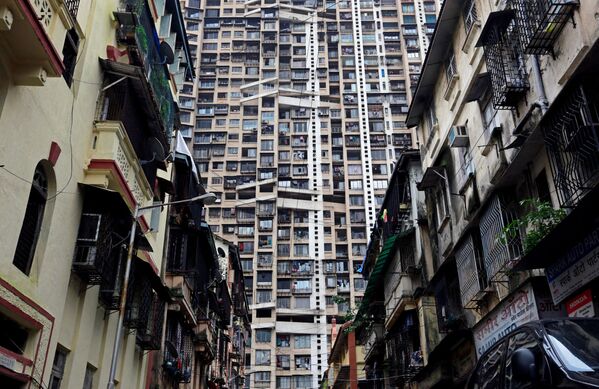 Ấn Độ, Mumbai. Tân cổ đan xen. Công trình cũ kỹ trên nền tòa chung cư cao tầng. - Sputnik Việt Nam