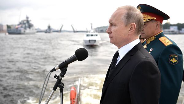 Tổng tư lệnh các lực lượng vũ trang Nga Vladimir Putin tiếp nhận diễu binh hải quân. - Sputnik Việt Nam