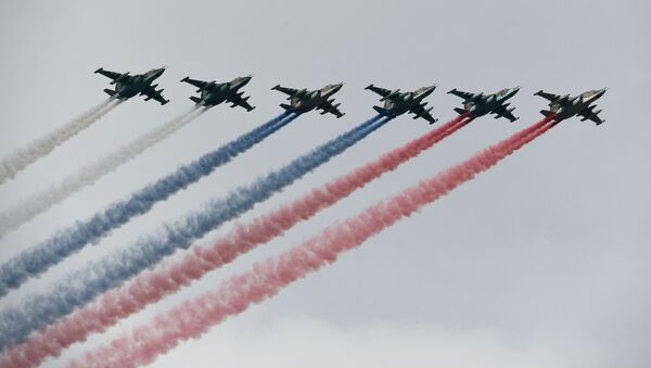 Штурмовики Су-25 во время главного военно-морского парада в честь Дня Военно-Морского Флота России в Санкт-Петербурге. - Sputnik Việt Nam