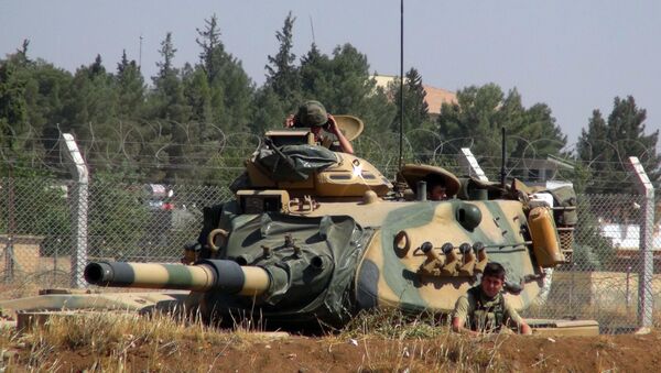 A Turkish army tank stationed near the Syrian border, in Suruc, Turkey, Saturday, Sept. 3, 2016. - Sputnik Việt Nam