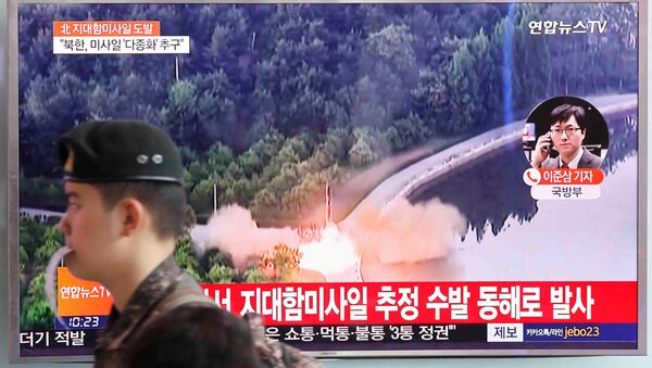 A South Korean soldier walks past a TV broadcast of a news report on North Korea firing what appeared to be several land-to-ship missiles off its east coast, at a railway station in Seoul, South Korea, June 8, 2017. - Sputnik Việt Nam