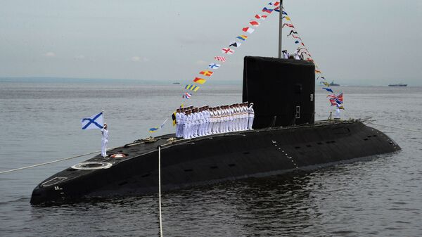 Дизельная подводная лодка класса Варшавянка во время парада кораблей, посвященного Дню Военно-морского флота России, во Владивостоке - Sputnik Việt Nam