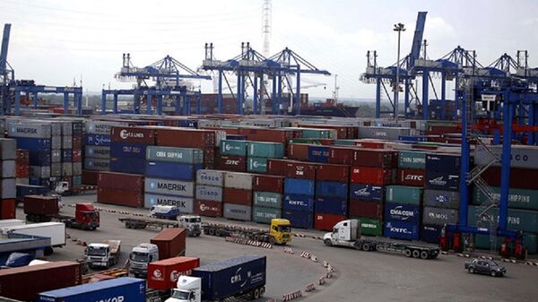 Bãi container hàng hóa tại cảng Cát Lái - Sputnik Việt Nam
