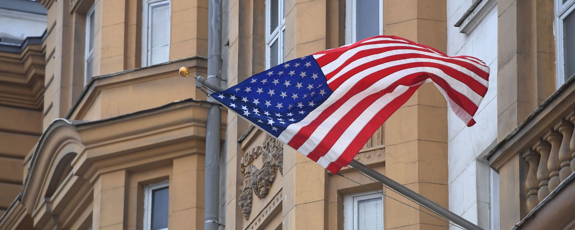 Quốc cờ Mỹ trên tòa nhà Đại sứ quán Mỹ tại Moskva - Sputnik Việt Nam, 1920, 30.04.2021
