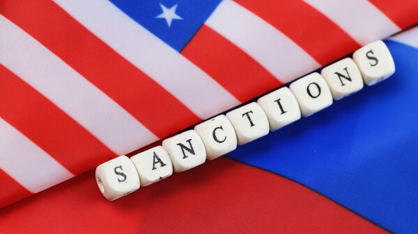 Надпись санкции, сложенная из кубиков между флагами США и России - Sputnik Việt Nam