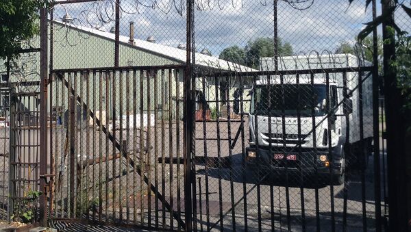 Xe tải biển số ngoại giao chuyển đồ đạc ra khỏi nhà kho đại sứ quán Mỹ ở nam Moskva - Sputnik Việt Nam
