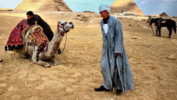 Ai Cập. Người Bedouin trên nền kim tự tháp ở Giza. - Sputnik Việt Nam