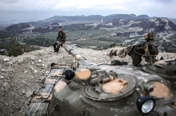 Lính tăng của quân đội chính phủ Syria trên vị trí tại tỉnh Latakia, gần biên giới Thổ Nhĩ Kỳ. - Sputnik Việt Nam