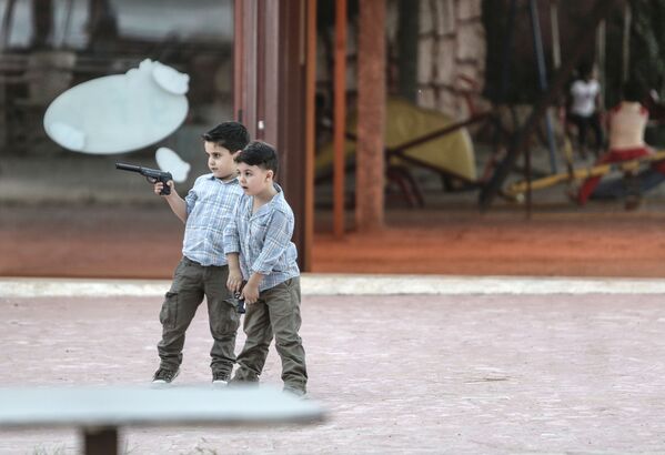 Latakia. Trẻ em Syria chơi đùa bất chấp chiến tranh... - Sputnik Việt Nam
